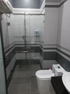 昆岛Garden House Côn Đảo的带淋浴、卫生间和盥洗盆的浴室