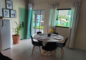 戈亚斯州上帕莱索Kit Dona Branca的窗户客房内的白色桌椅