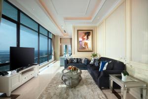 巴淡岛中心Panbil Residence Serviced Apartment的带沙发和平面电视的客厅