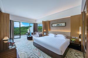 东莞东莞观澜湖度假酒店的一间带大床的卧室和一间客厅