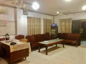 琅勃拉邦Luang Prabang Rosie Place的客厅配有沙发和桌子