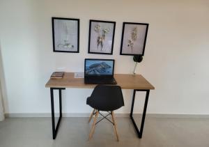 戈亚斯州上帕莱索Kit Dona Branca的一张桌子,上面有一台笔记本电脑