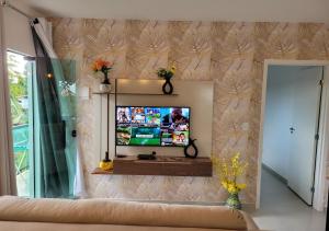 戈亚斯州上帕莱索Kit Dona Branca的客厅设有壁挂式平面电视。