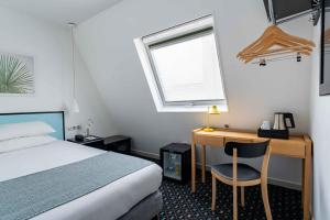 巴黎棕榈阿斯托特尔酒店的一间卧室配有一张床、一张桌子、一张床和一张书桌