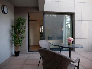 里斯本New Style Lisbon Hotel的一个带桌椅的庭院和一个窗户。
