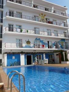 卡里拉地中海快捷酒店的大楼前设有游泳池的酒店
