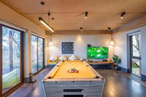 三百岭Aquar Stay Pool Villa @300yod สามร้อยยอด的客房设有台球桌和电视。