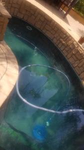 米德兰拉拉纳兹酒店的水池里装有水管