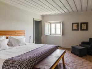 蒙萨拉什圣洛伦索巴洛卡酒店的一间卧室配有一张床、一张沙发和一个窗口