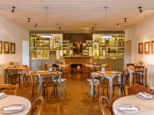 蒙萨拉什圣洛伦索巴洛卡酒店的一间带桌椅和壁炉的餐厅