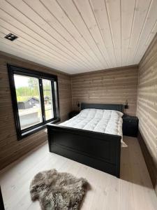 弗罗达尔Ny eksklusiv hytte i Vrådal med perfekt beliggenhet- Alpin og ski的一间带床的卧室,位于带窗户的房间内