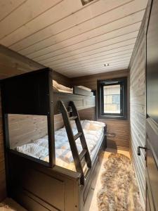 弗罗达尔Ny eksklusiv hytte i Vrådal med perfekt beliggenhet- Alpin og ski的一间位于小房子内带两张双层床的房间