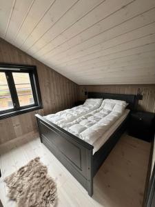 弗罗达尔Ny eksklusiv hytte i Vrådal med perfekt beliggenhet- Alpin og ski的一间带床的卧室,位于带窗户的房间内
