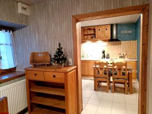 Viuz-en-SallazGîte Cœur de Haute-Savoie的厨房以及用餐室,里面种有圣诞树