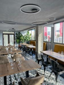 MioveniDr House的餐厅设有木桌、椅子和窗户。