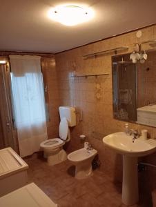 米拉Appartamento Malcontenta的一间带卫生间、水槽和镜子的浴室