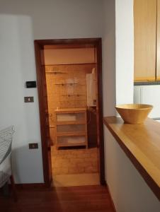 米拉Appartamento Malcontenta的厨房配有带木碗的柜台