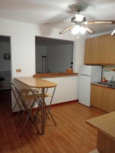 米拉Appartamento Malcontenta的厨房配有桌子和白色冰箱。