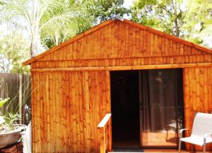 波罗瓜尼ZUCH Accommodation at Pafuri Self Catering - Guest Cabin的院子内带窗户的木棚