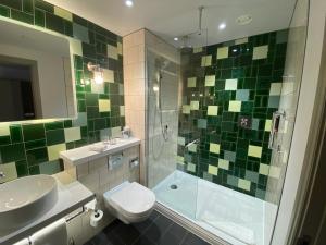 卡迪夫加的夫靛蓝酒店的一间带水槽、卫生间和淋浴的浴室