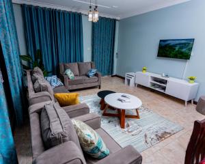 坎帕拉The Mbuya Residence的客厅配有两张沙发和一张桌子