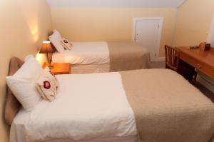 Upton Snodsbury橡树宾馆的酒店客房配有两张床、一张书桌和一张书桌