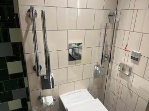 卡迪夫加的夫靛蓝酒店的带淋浴的浴室配有白色卫生间