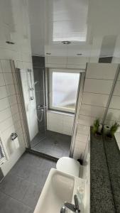 布伦Landgasthaus Lenniger的带淋浴、盥洗盆和卫生间的浴室