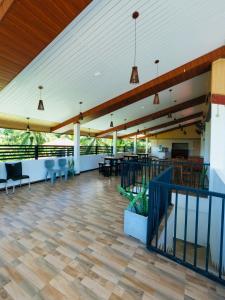 马特莱Ama Residence的大型大堂设有木制天花板和桌椅