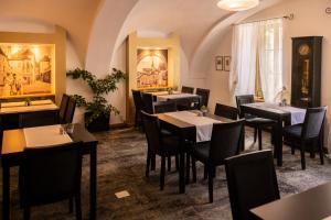 因德日赫城堡比拉帕尼酒店的一间在房间内配有桌椅的餐厅