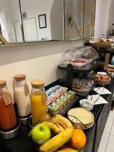 巴黎宝纳努维勒酒店的柜台上放着一束水果和果汁
