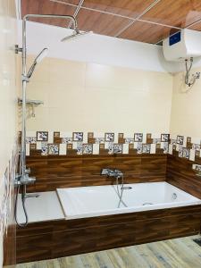 马特莱Ama Residence的带浴缸和盥洗盆的浴室