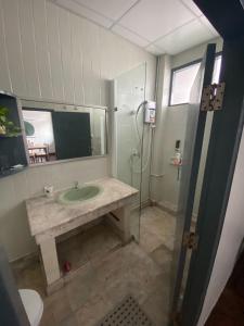 Khlong SanFreedom8的一间带水槽和淋浴的浴室