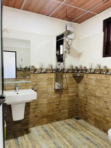 马特莱Ama Residence的一间带水槽和镜子的浴室