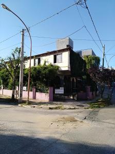 维拉卡洛斯帕兹QUIRUS DORMIS的街道拐角处的房子