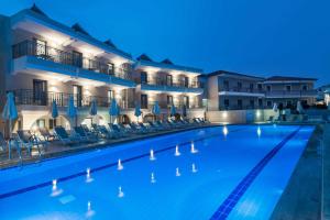蒂锡利维卡拉斯格兰德度假酒店的夜间在酒店前的游泳池