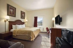 Mifflinville米夫林维尔速8酒店的配有一张床和一台平面电视的酒店客房