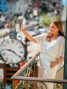 格拉玛多沃沃卡罗莱纳酒店的拍着钟表的女人