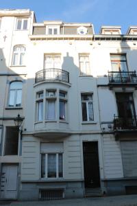 布鲁塞尔Serbie 21的白色的建筑,旁边设有阳台