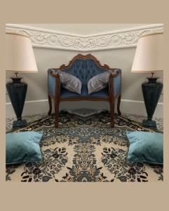卡坦扎罗Palazzo Samà的客厅里一张蓝色的沙发,配有两盏灯