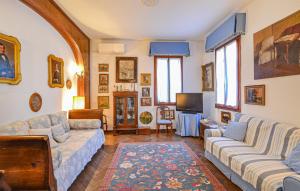 威尼斯丽都Dimora Castiglioni的客厅配有两张沙发和一台电视机