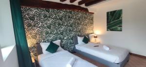 吉维瓦尔authentic by balladins - Domaine Malar的酒店客房带两张床和一面墙