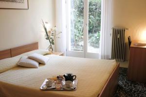 威尼斯Hotel Santa Lucia的一间卧室配有一张床,上面放着一个食物托盘