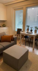 伦派莱MODERNI YKSIÖ HUIPPUSIJAINNILLA!的客厅配有沙发和桌子