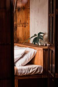 巴莱尔Casitas Stay and Surf的一张带木制床头板和盆栽的床