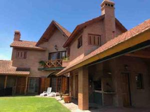 梅洛Las Lavandas - Hermoso Chalet en Villa de Merlo con vista a las sierras的一座大房子,带绿草庭院