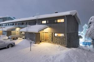 普哈圣山HolySuites 1 Ski-In & Ski-Out Holiday Home的前面的地面上积雪的房子