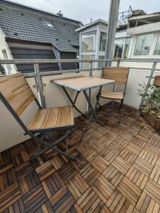 比勒费尔德Gemütliche Zimmer im Herzen der Stadt EM-APARTMENTS DEUTSCHLAND的阳台配有桌椅