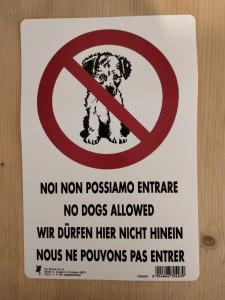 米利亚里诺La villetta d' angolo的门上不允许狗的标牌