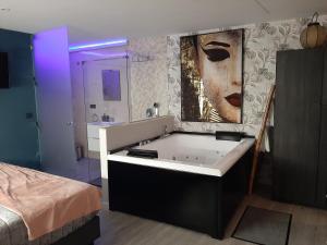 乌夫里克Apartamento Sierra Lof Paraiso的浴室配有壁画和浴缸